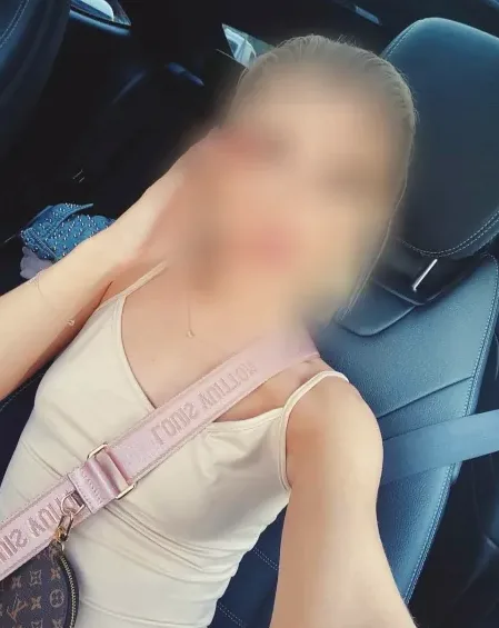 Lilly, 39