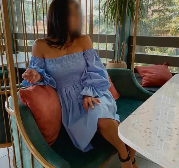 Lilly, 33