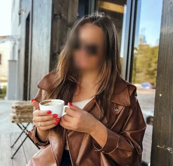 Manuela, 27
