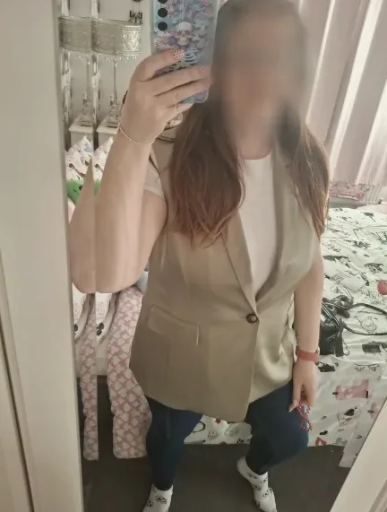 Manuela, 38